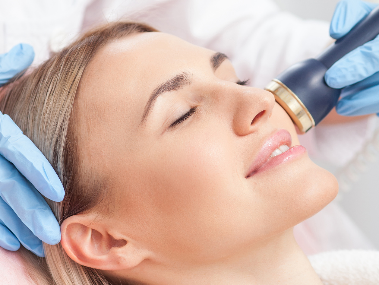 Hautstraffung und Porenverkleinerung mit einer Radiofrequenz-Behandlung – einfach & effektiv! Hautstraffung und Porenverkleinerung mit einer Radiofrequenz-Behandlung – einfach & effektiv!