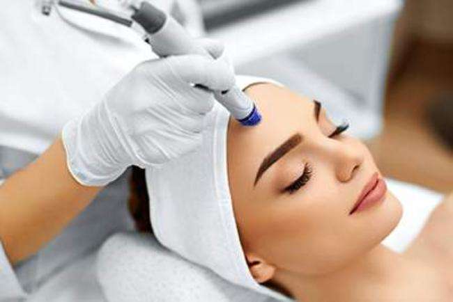 Microneedling schenkt ebenmäßigere, straffe Haut ohne OP. Microneedling schenkt ebenmäßigere, straffe Haut ohne OP.