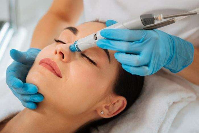 Die effektive und schonende Behandlung für eine Hautreinigung: die Aquafacial Behandlung